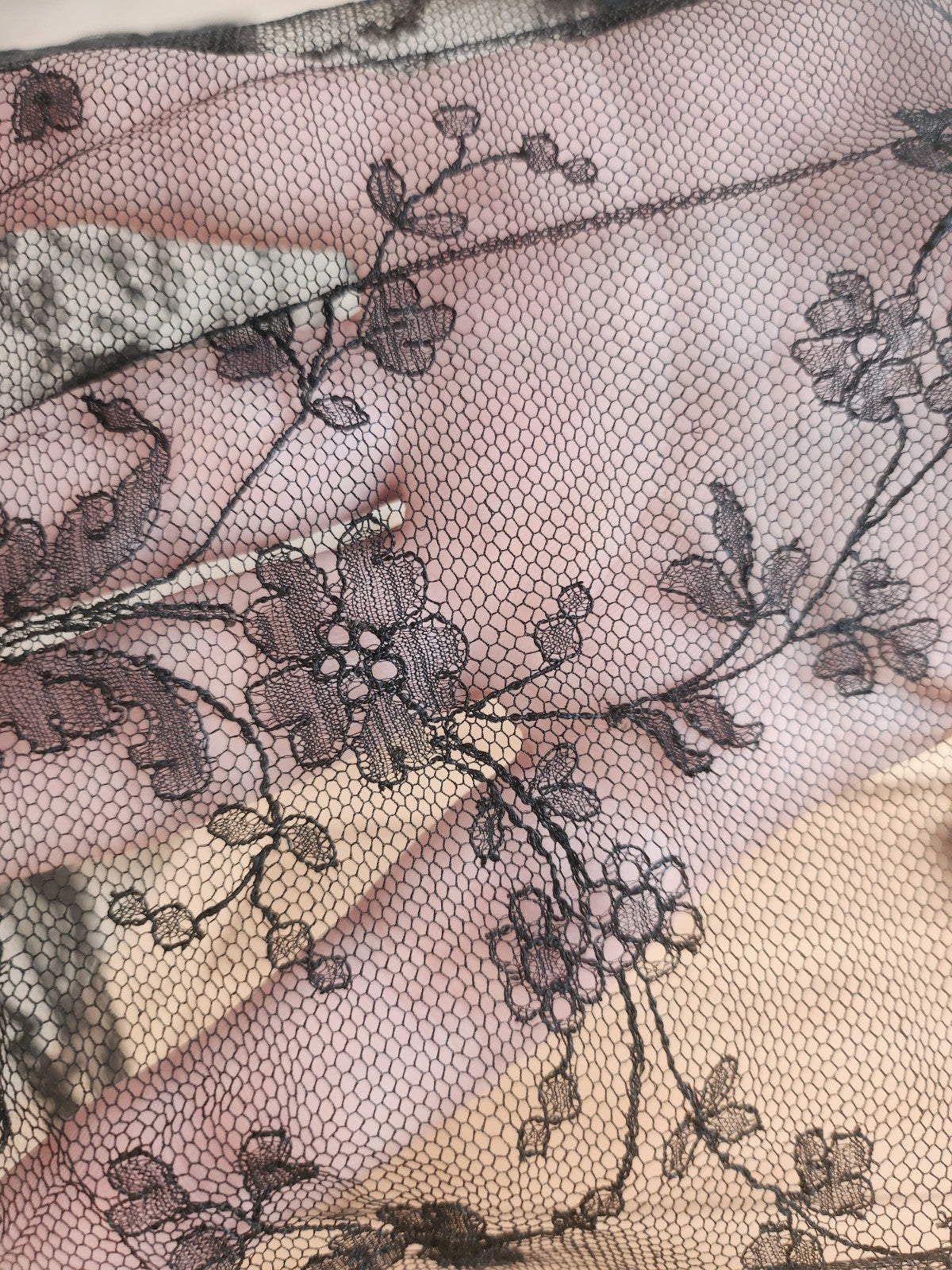 Long coupon de dentelle noire ancienne partie de mantille? B3