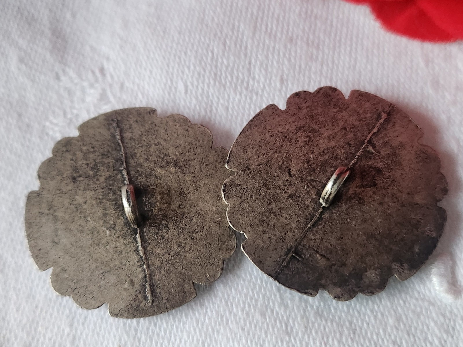 Duo gros boutons vintage en métal  3 cm coeur lie de vin pied D5P