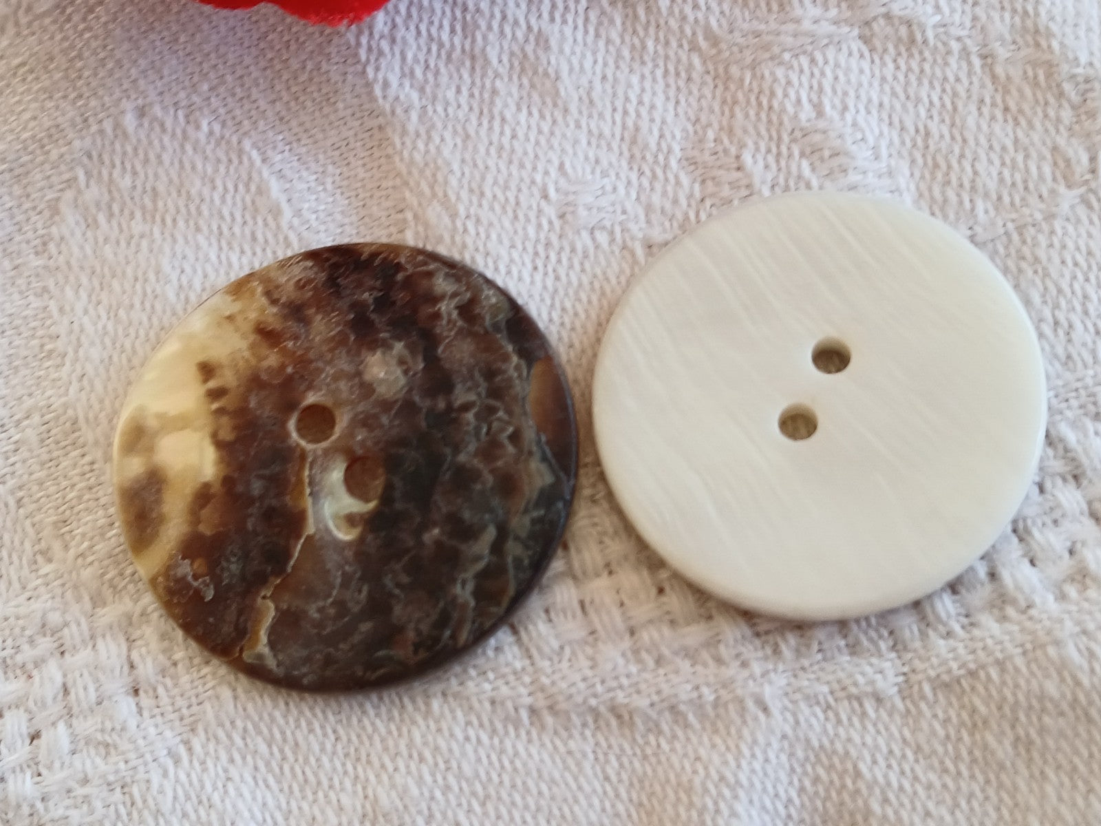 Duo boutons en nacre à trous motif paris 2,8 et 2,6 cm D16F