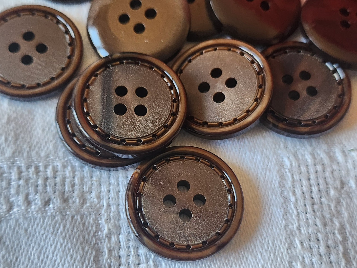 Lot 11  boutons vintage marron   trous travaillé 2,1 cm ref 2622