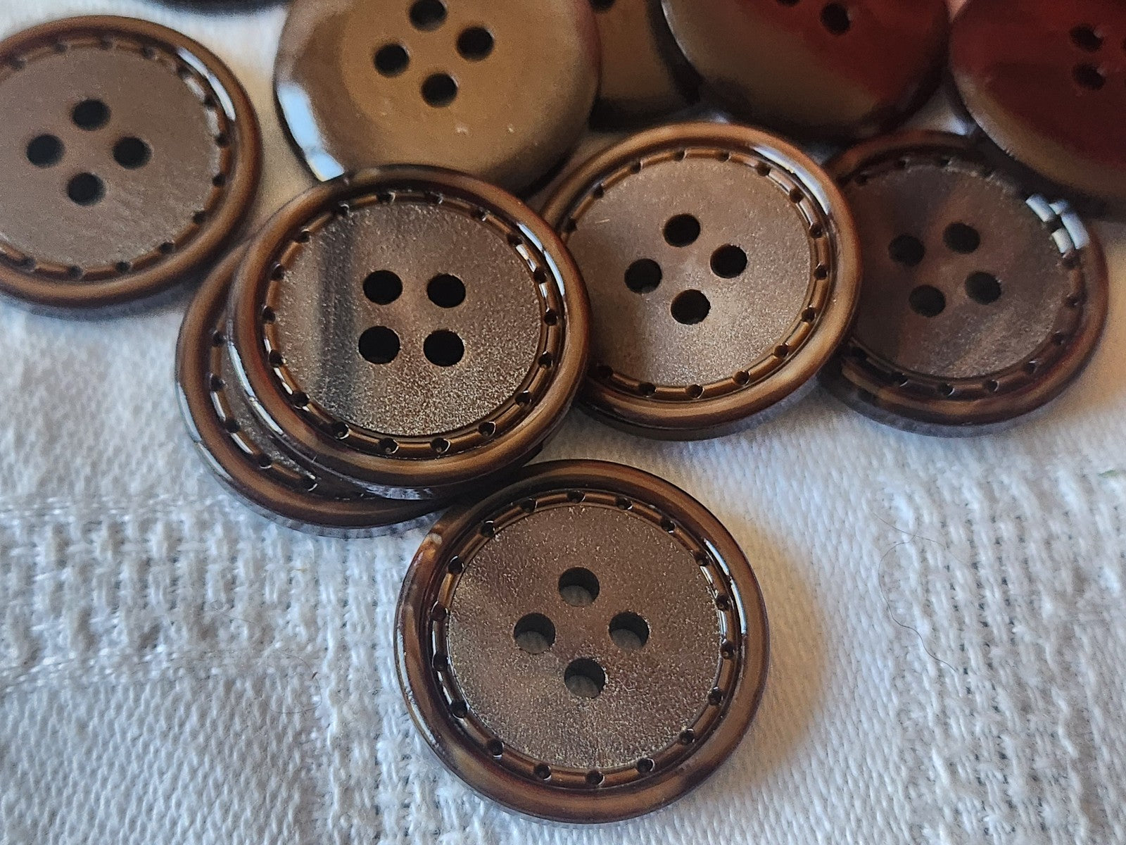 Lot 11  boutons vintage marron   trous travaillé 2,1 cm ref 2622