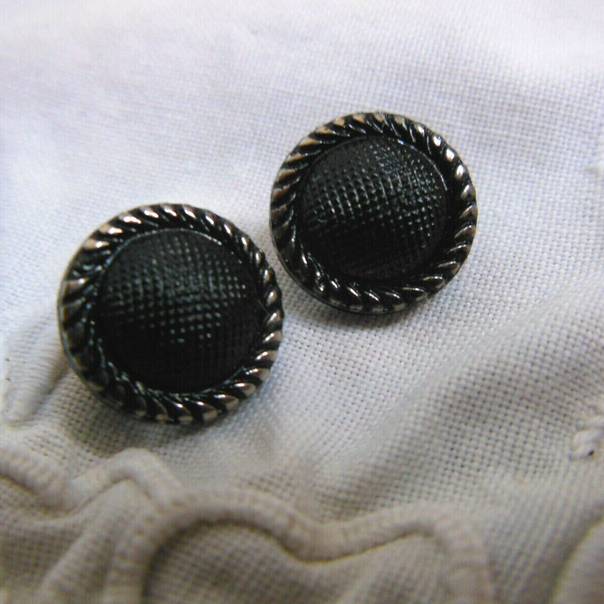 Duo boutons anciens en verre noir argenté petit  à pied 1,3 cm D14A