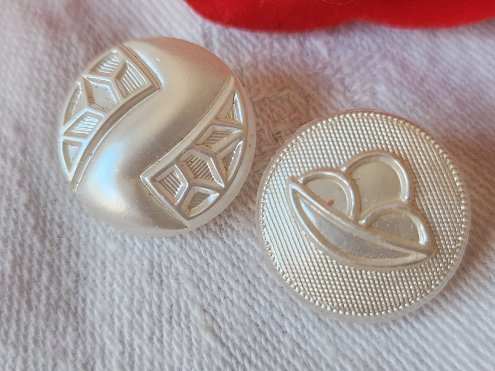 Duo boutons vintage en verre  blanc satiné  1,7 cm D11F