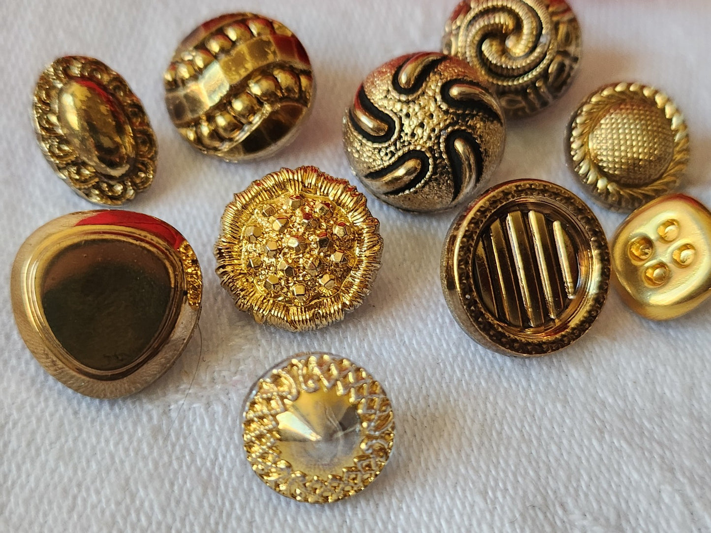 Lot 10 boutons anciens en verre doré panaché 1 à 1,4 cm ref 2016