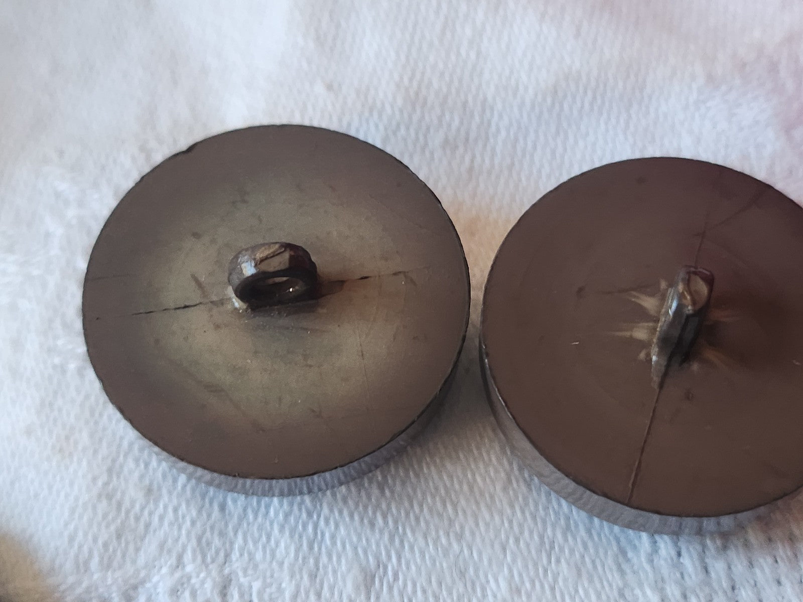 Duo gros boutons vintage marron coeur nacré orange pied  2,6 cm D11J