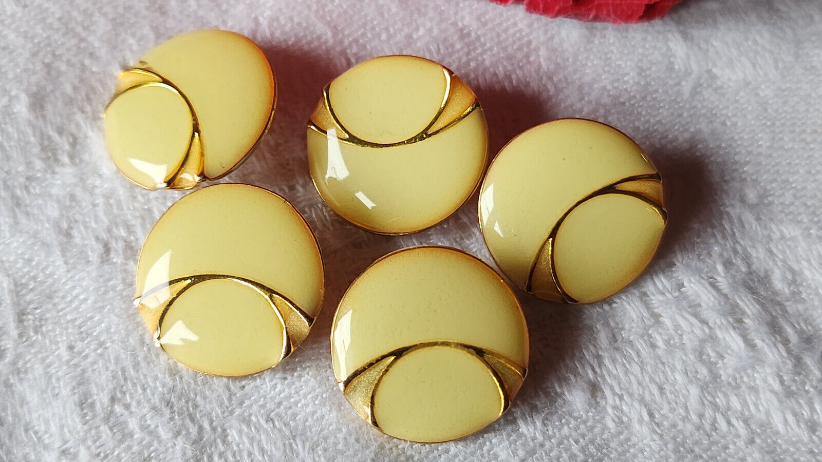 Lot 5 boutons vintage  métal doré émaillé  jaune clair parurier 1,5 cm ref 2626