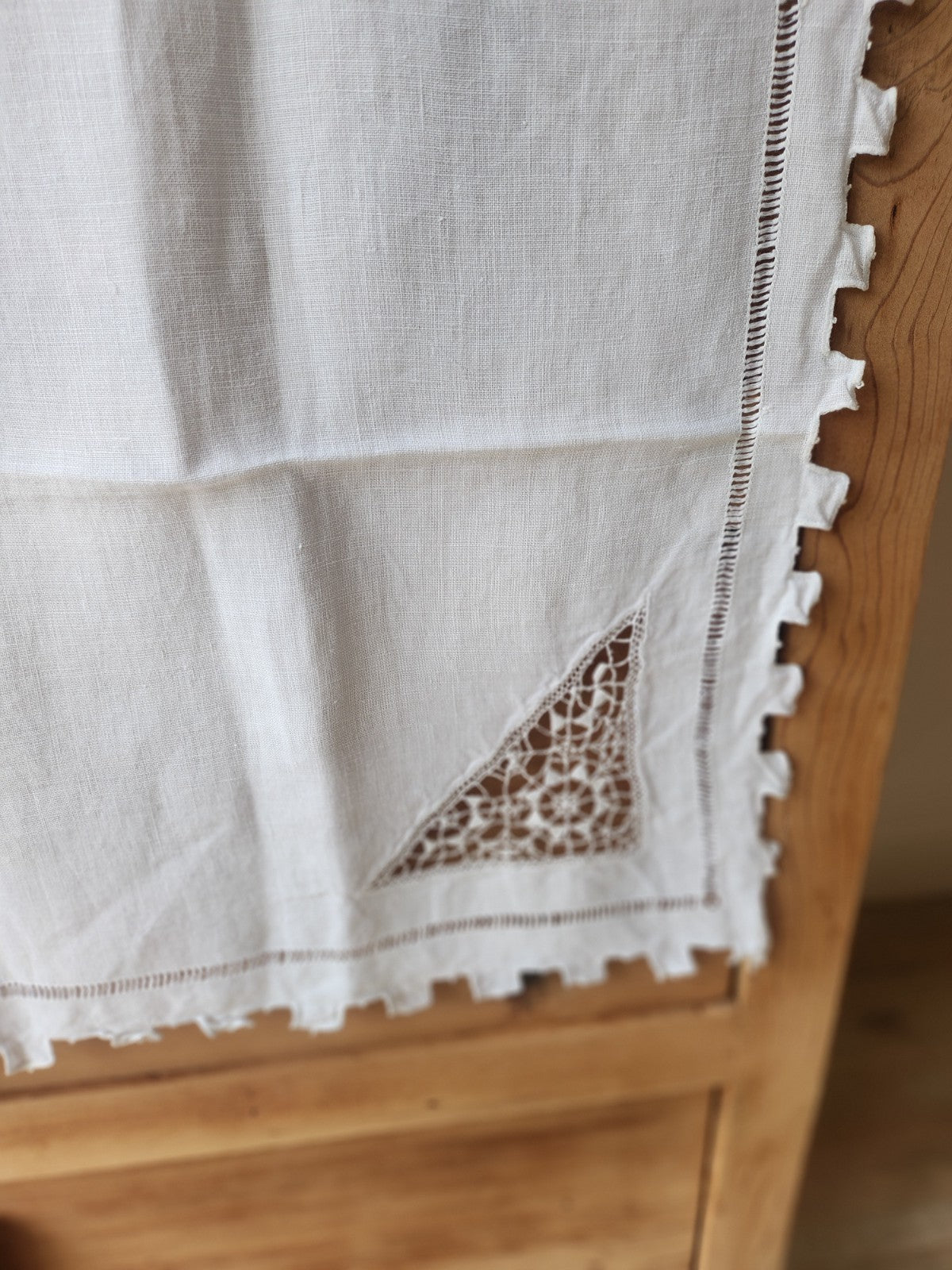 Ancienne nappe surnappe application jour  66 cm sur 88 B8