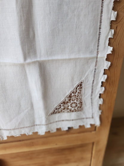 Ancienne nappe surnappe application jour  66 cm sur 88 B8