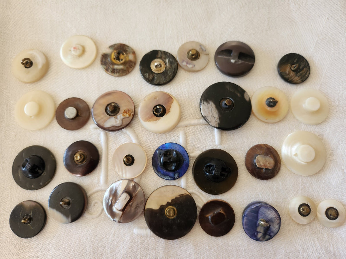Lot de 28 boutons anciens en nacre à pied 1,3 à 2,7 cm T8