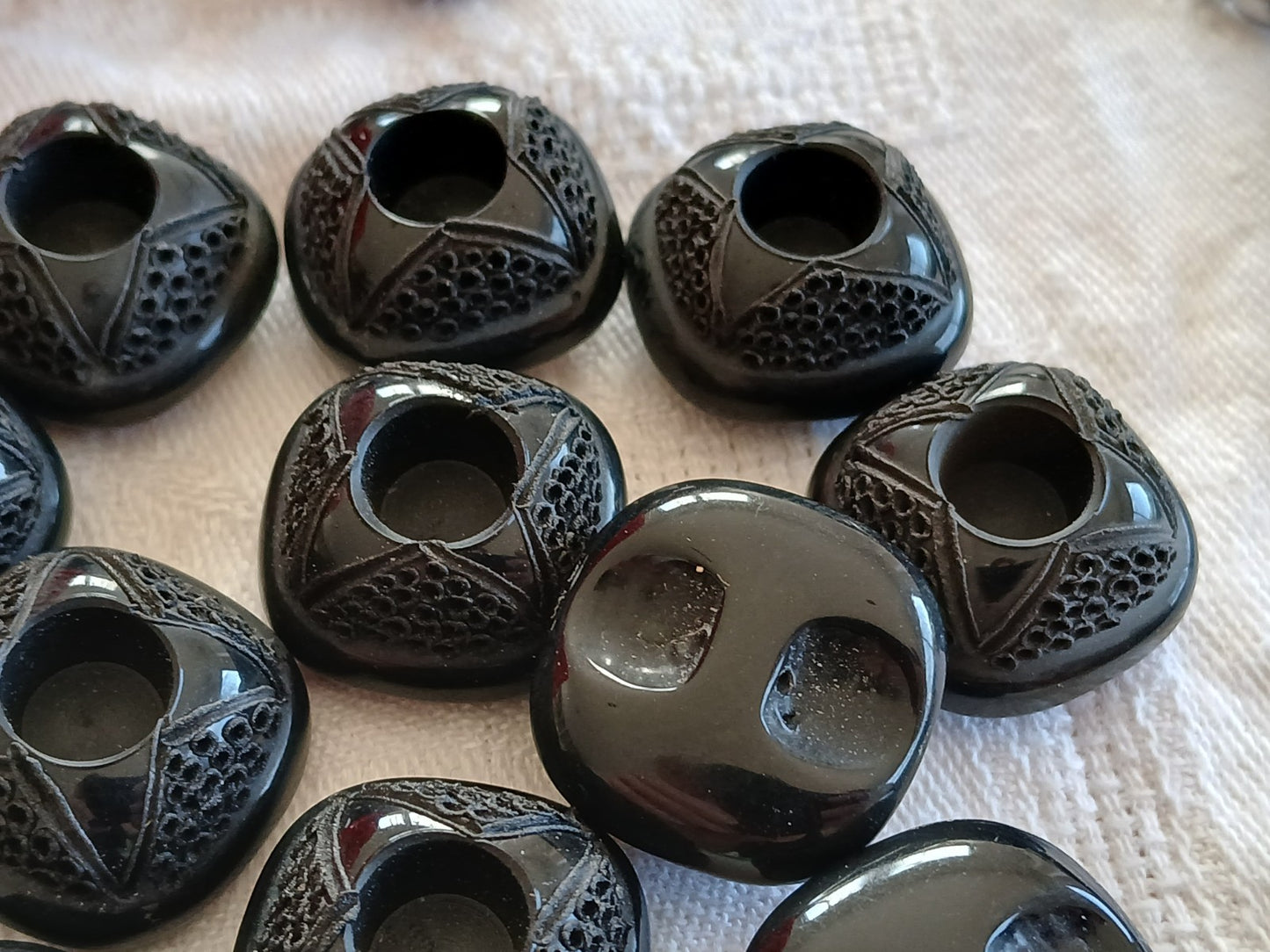 Lot 6 boutons vintage noir joli à pied travaillé 2 cm ref 6451