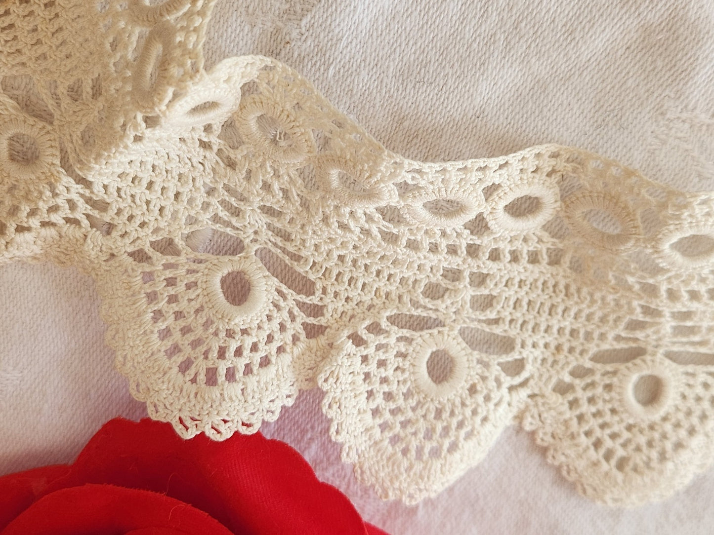 Encolure dentelle ancienne en un  seul tenant pourtour jupon poupée T2-4