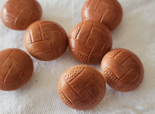 Lot 7 boutons anciens en bois bombé 1,7 cm pied ref 5980