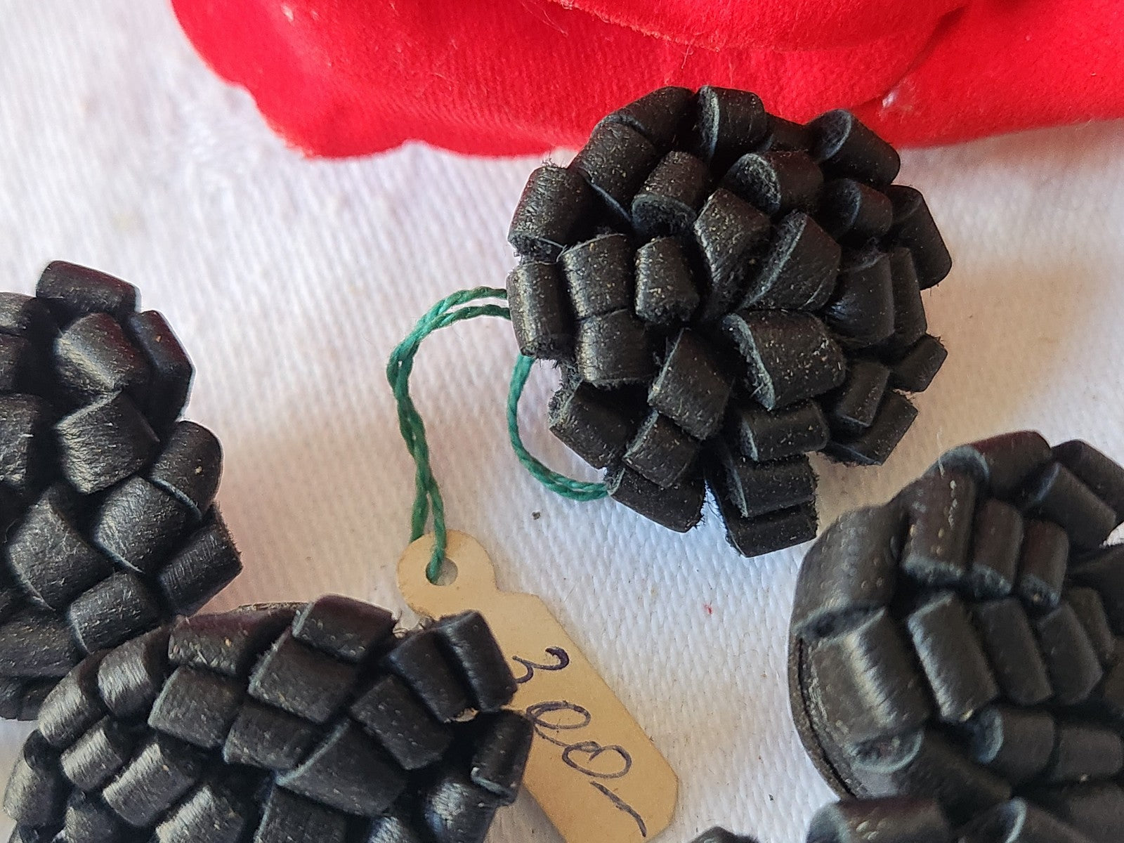 Lot 6 superbes boutons anciens en cuir parurier pied 2,3/2,4 cm ref 763