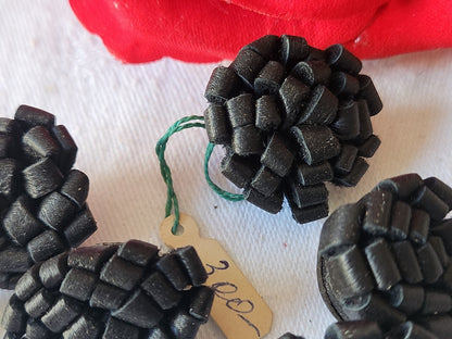 Lot 6 superbes boutons anciens en cuir parurier pied 2,3/2,4 cm ref 763
