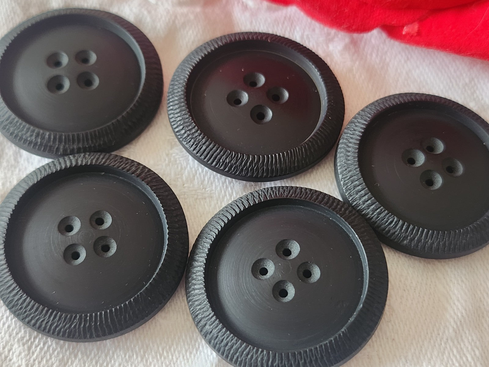 Lot 5 boutons vintage gros noir mat travaillé trous 2,8 cm ref 3963