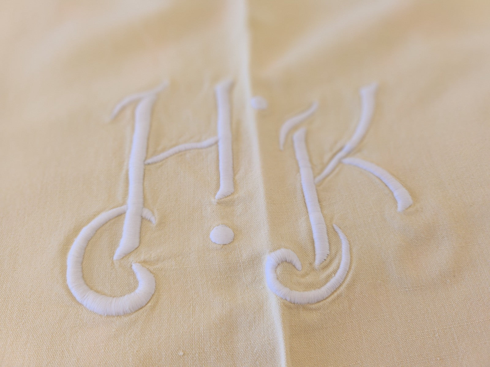 Lot de draps anciens jaune monogrammes HK idéal rideau B6
