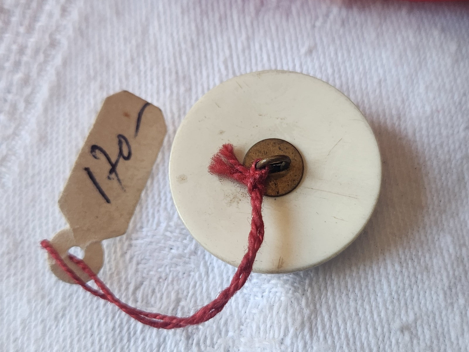 Boutons ancien passementerie créme  étiquette pied  2,4 cm D3J