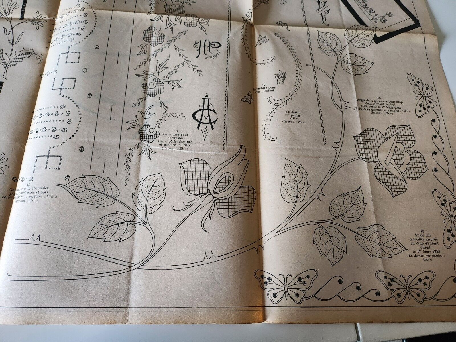 Le journal des brodeuses 1953  n° 697 coussins frises enfant drap monogramme