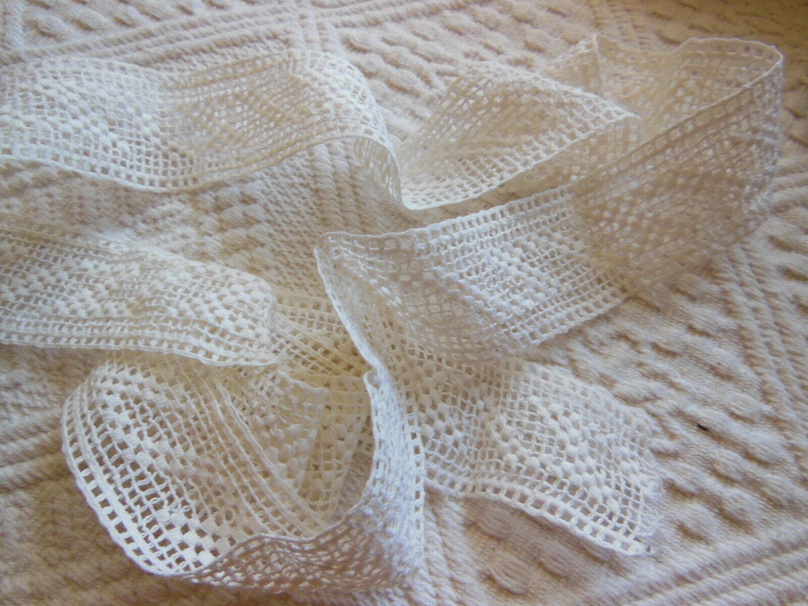 Dentelle ancienne entre deux blanche large 1 mètre 02 sur 3,3 cm  T15-50