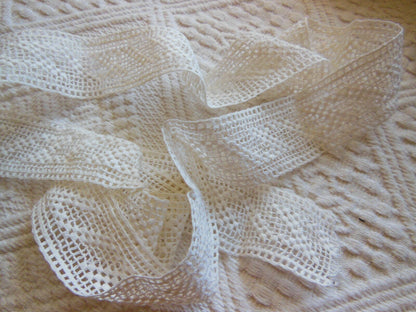 Dentelle ancienne entre deux blanche large 1 mètre 02 sur 3,3 cm  T15-50