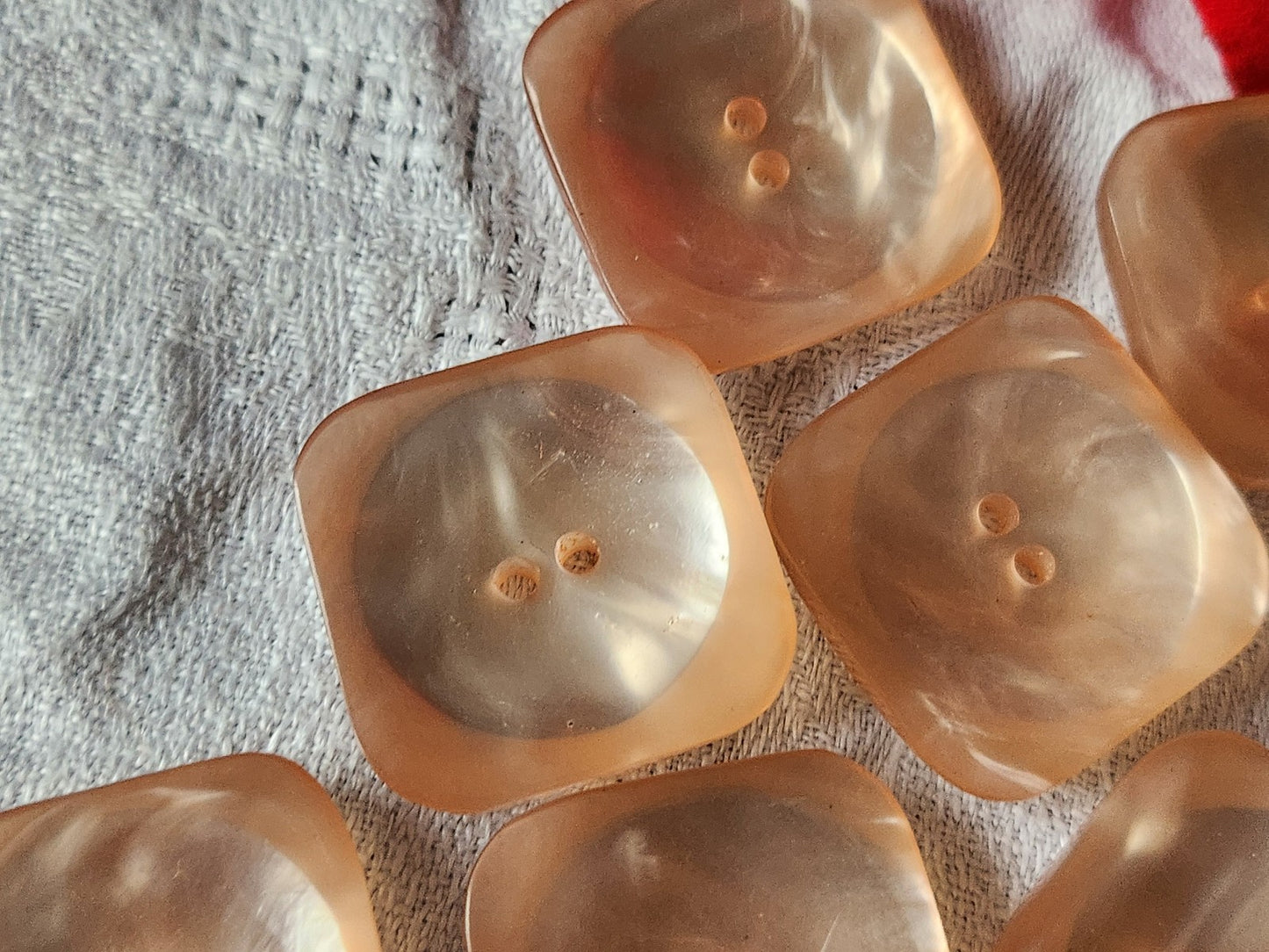 Lot 8  gros boutons vintage rose nacré carré incurvé trou 2,8 cm ref 5811