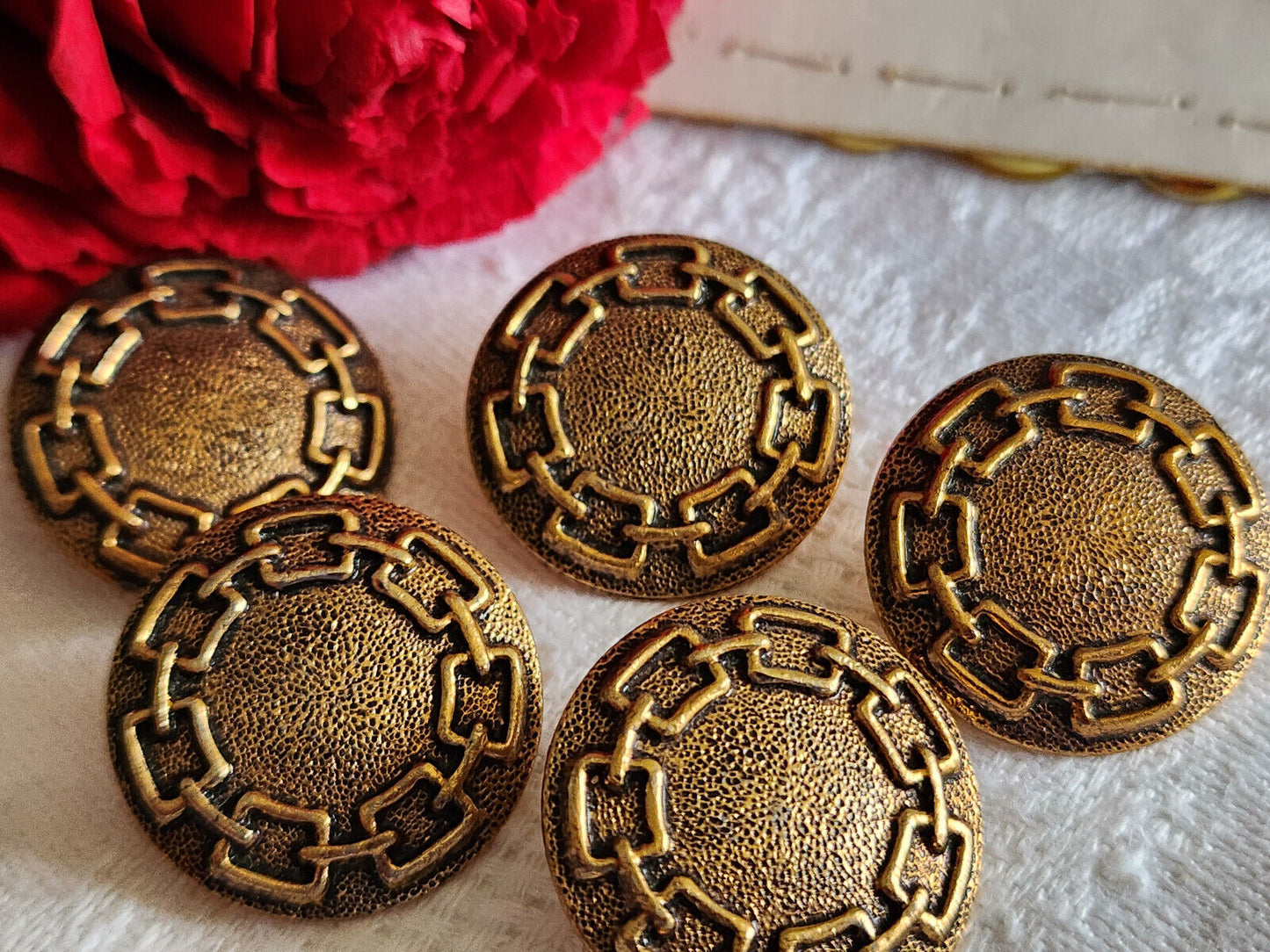 Lot 5  boutons vintage en métal doré travaillé  diamètre  2,3 cm ref 1263