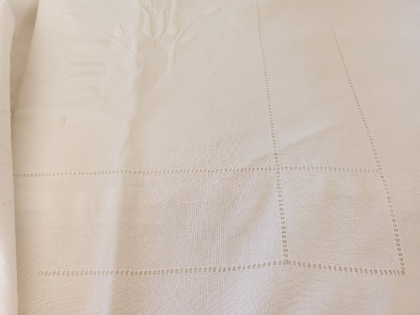 Ancienne housse d'édredon broderie froufrou petit jour B6