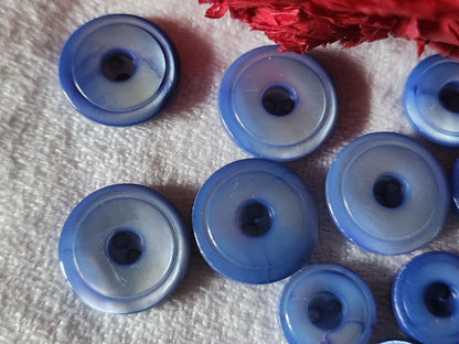 Lot 13  boutons vintage en nacre  bleu panaché 1,1 et 1,5  cm ref 2815