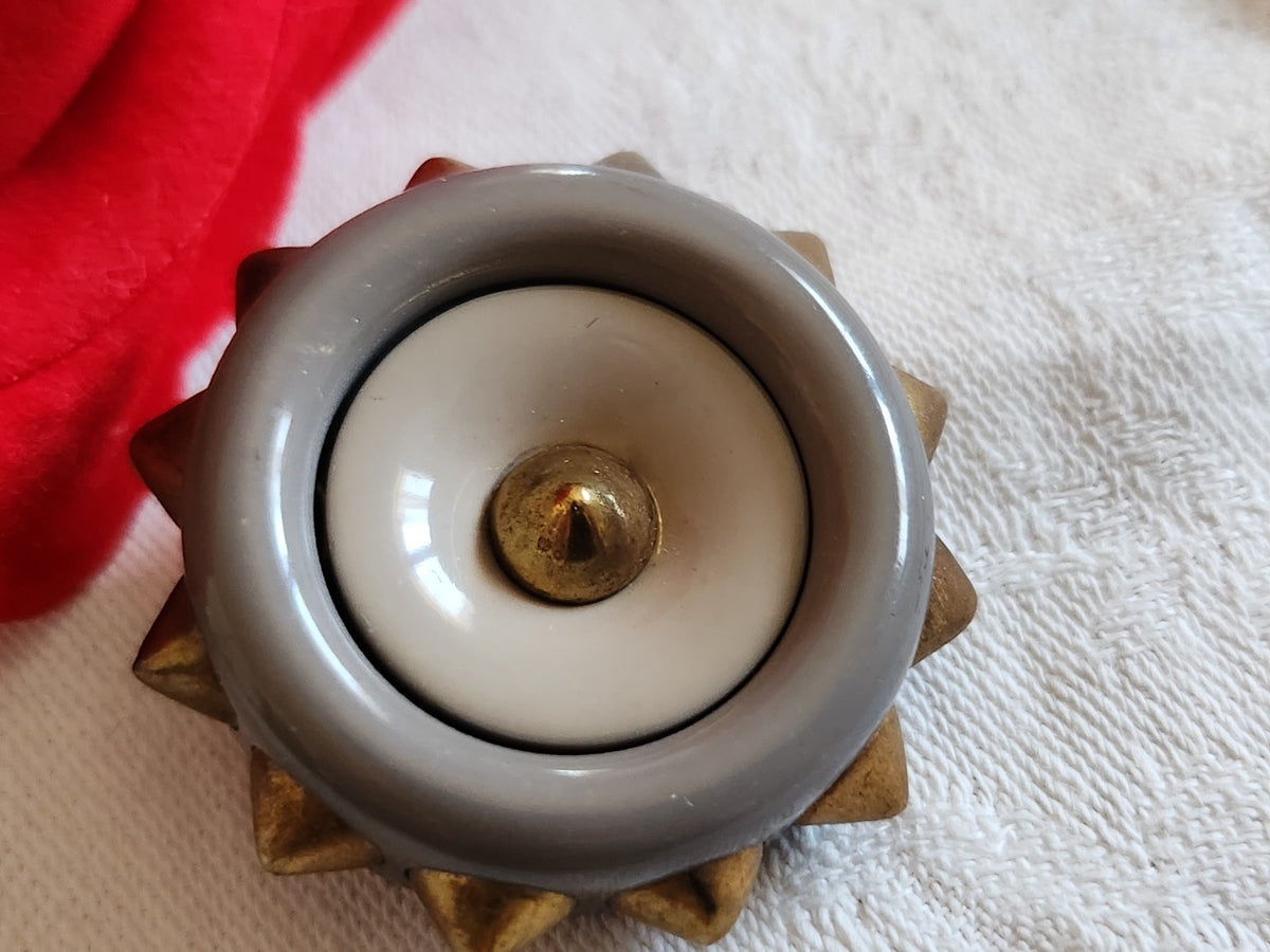 Gros bouton ancien vintage avec pourtour pique gris  3,9 cm ref 6567