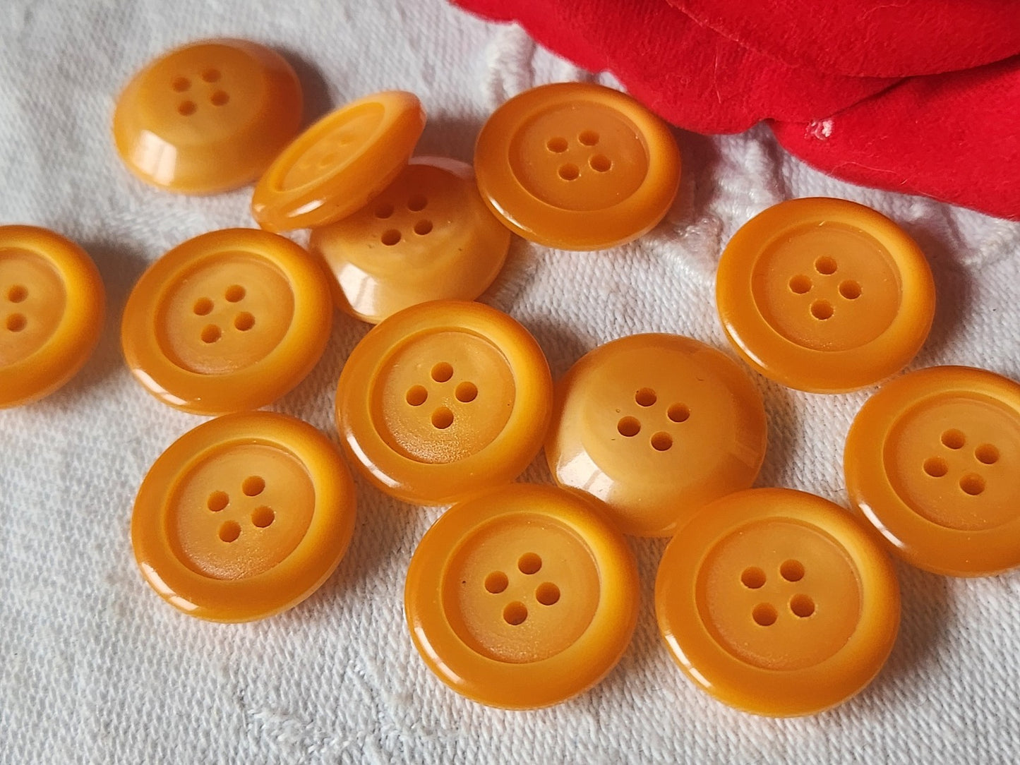 Lot 12 boutons orange 4 trous vintage mercerie 1,7 cm ref 345