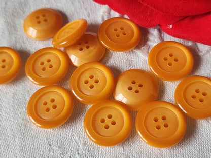 Lot 12 boutons orange 4 trous vintage mercerie 1,7 cm ref 345