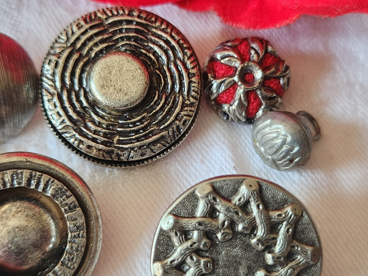 Lot 8 boutons vintage en métal argenté 0,9 à 2,4 cm ref 6033