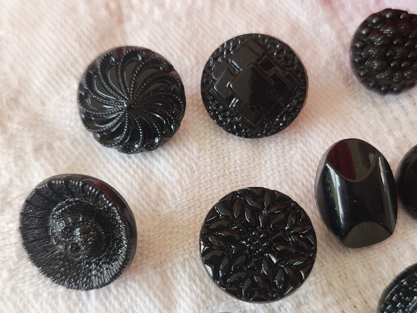 Lot 10 boutons anciens vintage  en verre noir  panaché 1,1 à 1,4 cm ref 6437