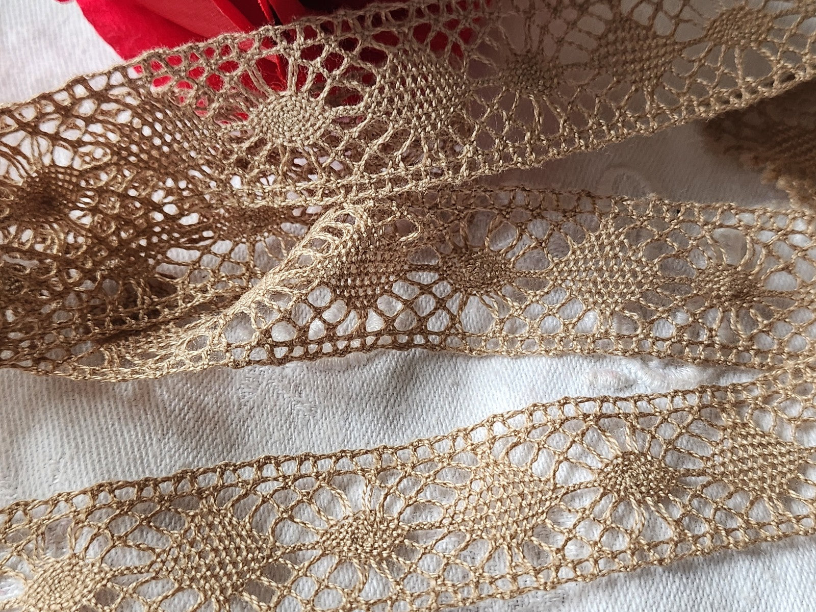 Dentelle vintage marron clair entre deux coton 3 métres sur 2,5 cm A6