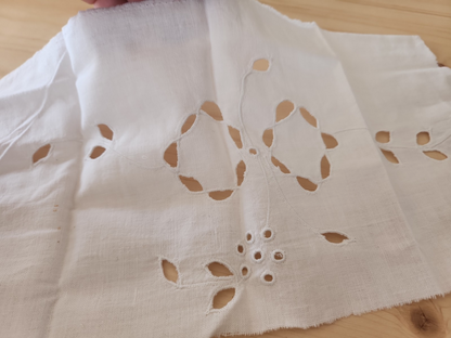 Broderie ancienne ajouré incrustation dentelle création couture T1-1