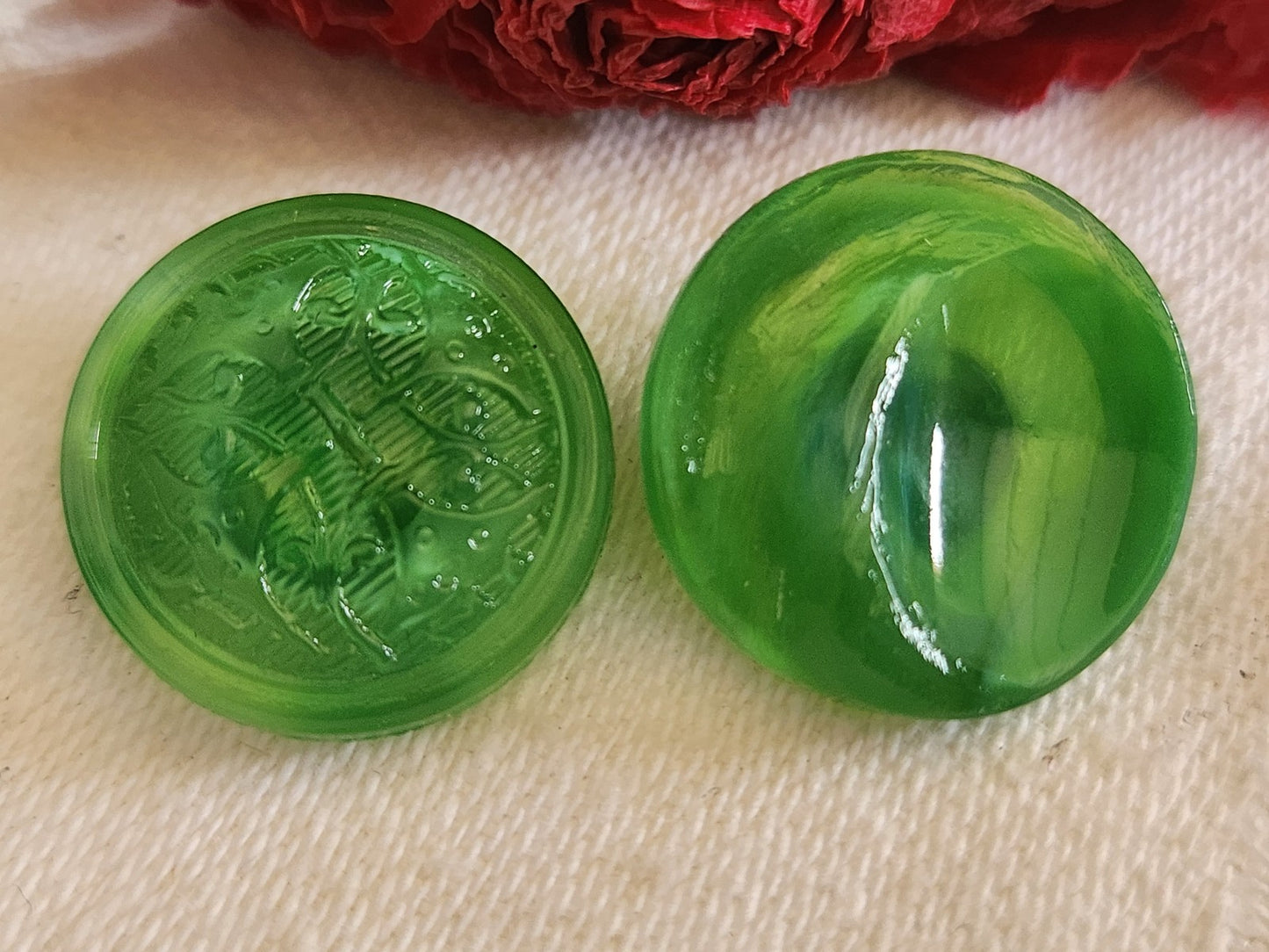 Duo boutons vintage en verre  laiteux vert travaillé 1,7 cm G7J