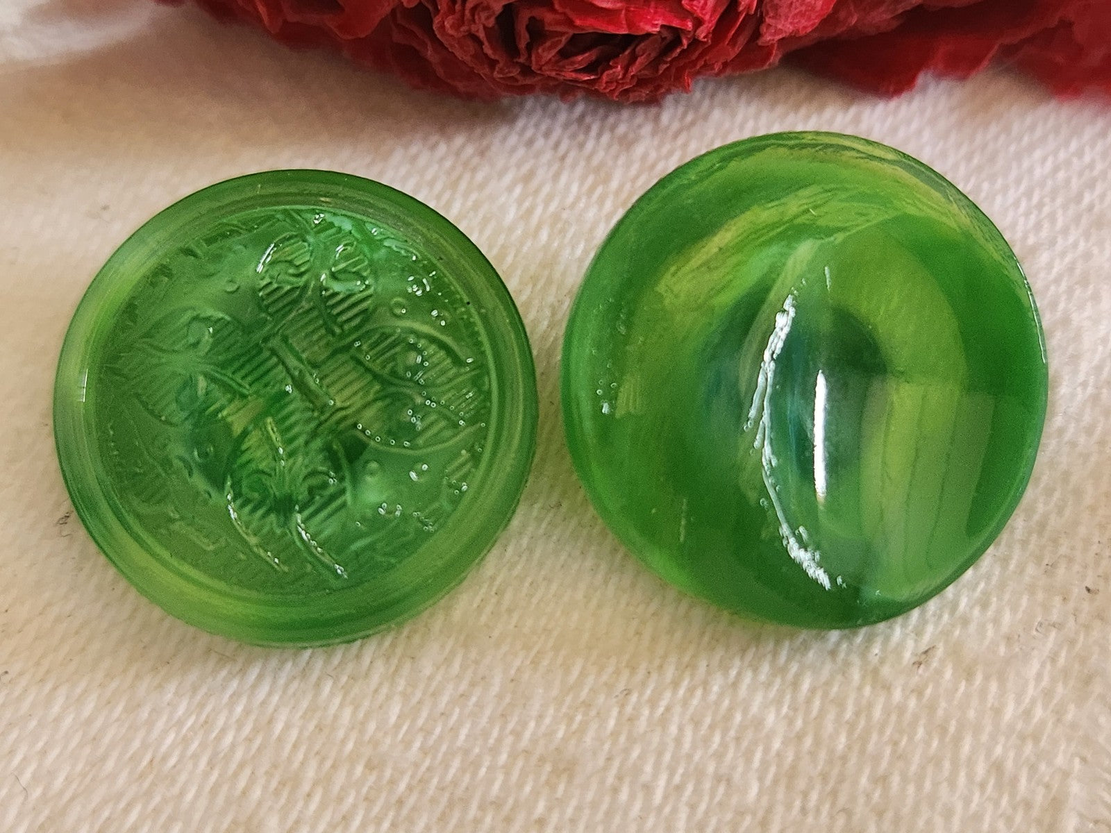 Duo boutons vintage en verre  laiteux vert travaillé 1,7 cm G7J
