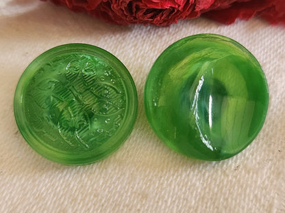 Duo boutons vintage en verre  laiteux vert travaillé 1,7 cm G7J