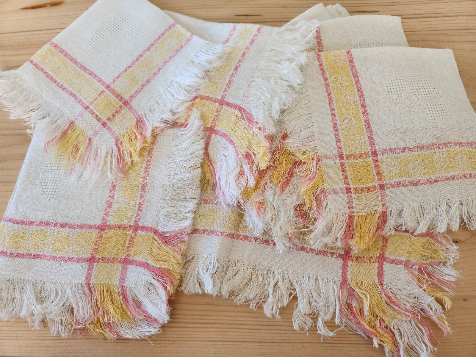 Lot 10 serviettes anciennes a franges damassé rose jaune 34 cm sur 36 cm  B8