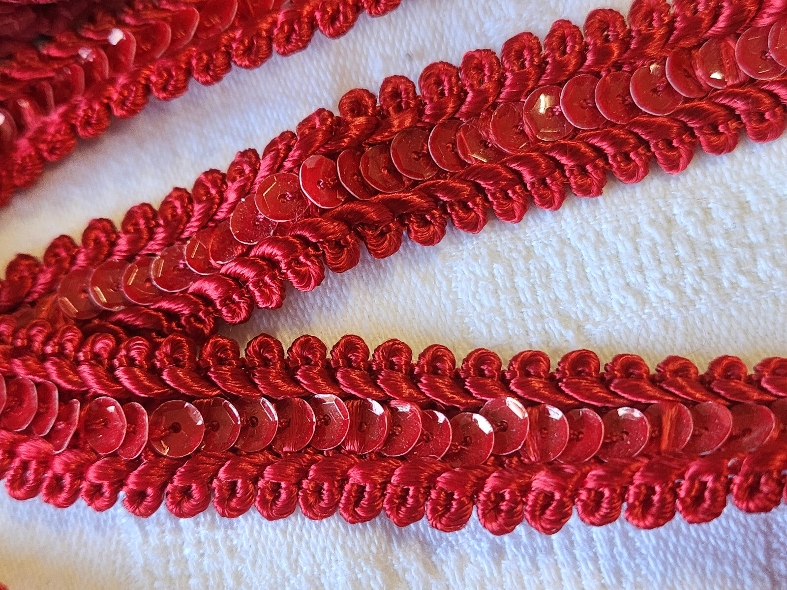 Galon vintage rouge sequin soyeux 2 mètres 40 sur 1,7 cm A2