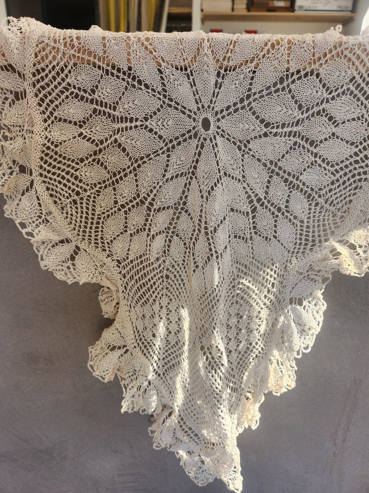 Grand napperon ancien crochet fin beige 38 cm sur 75 cm B7 main