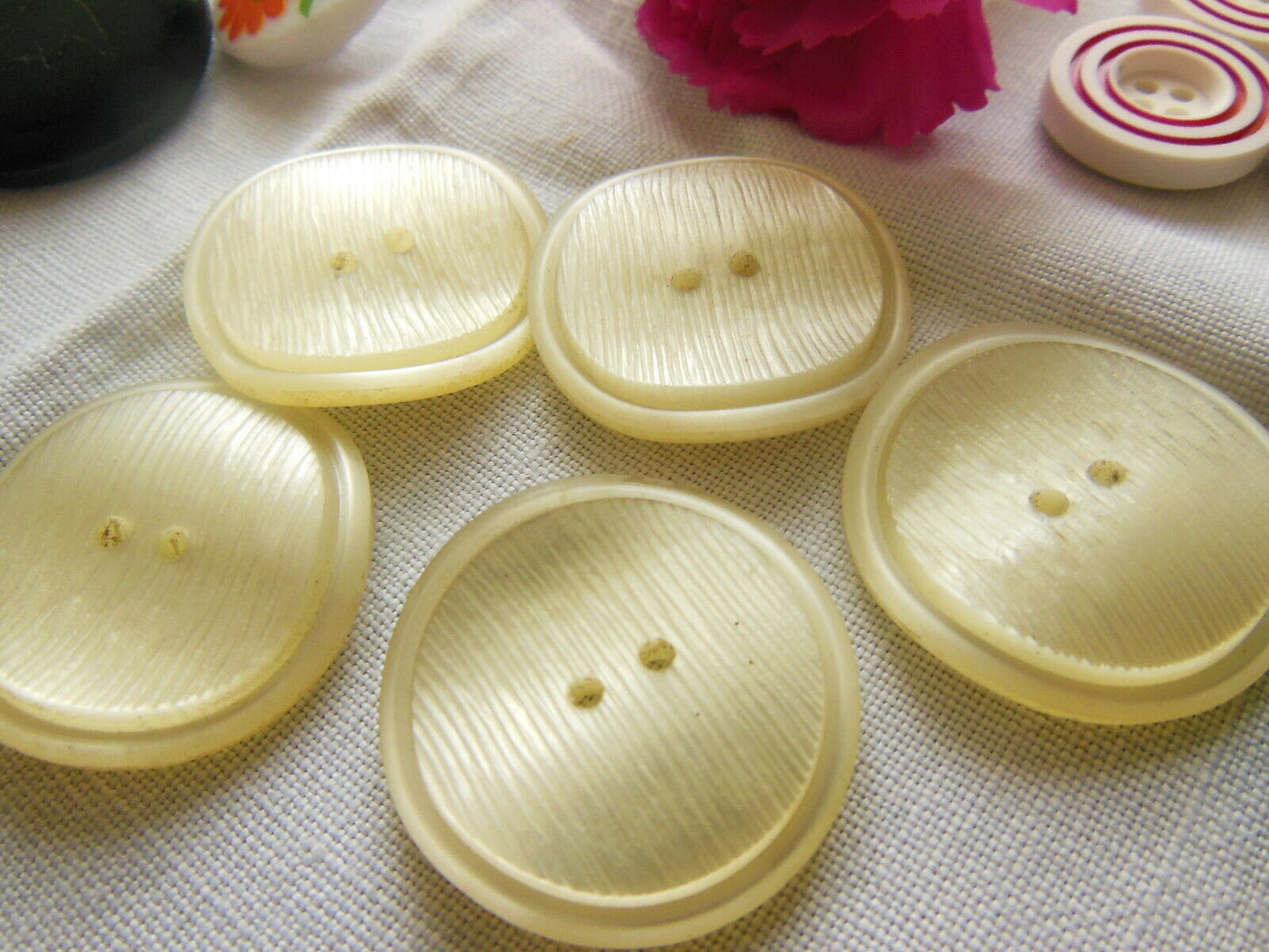 Lot 5 boutons vintage Ondulé crème blanc lumineux strié 2,6 cm ref 1757