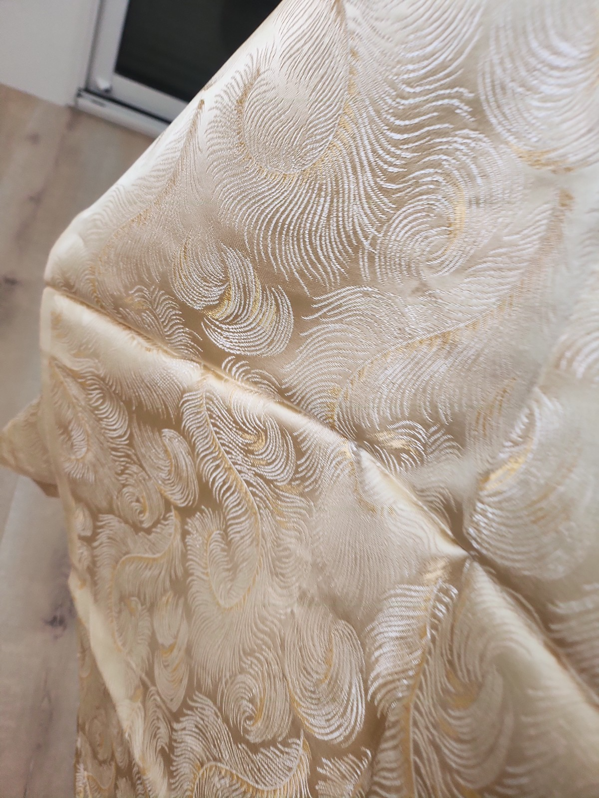 Tissu vintage soyeux beige motif plume broché? 1 m 70 sur 1 m 30 B4