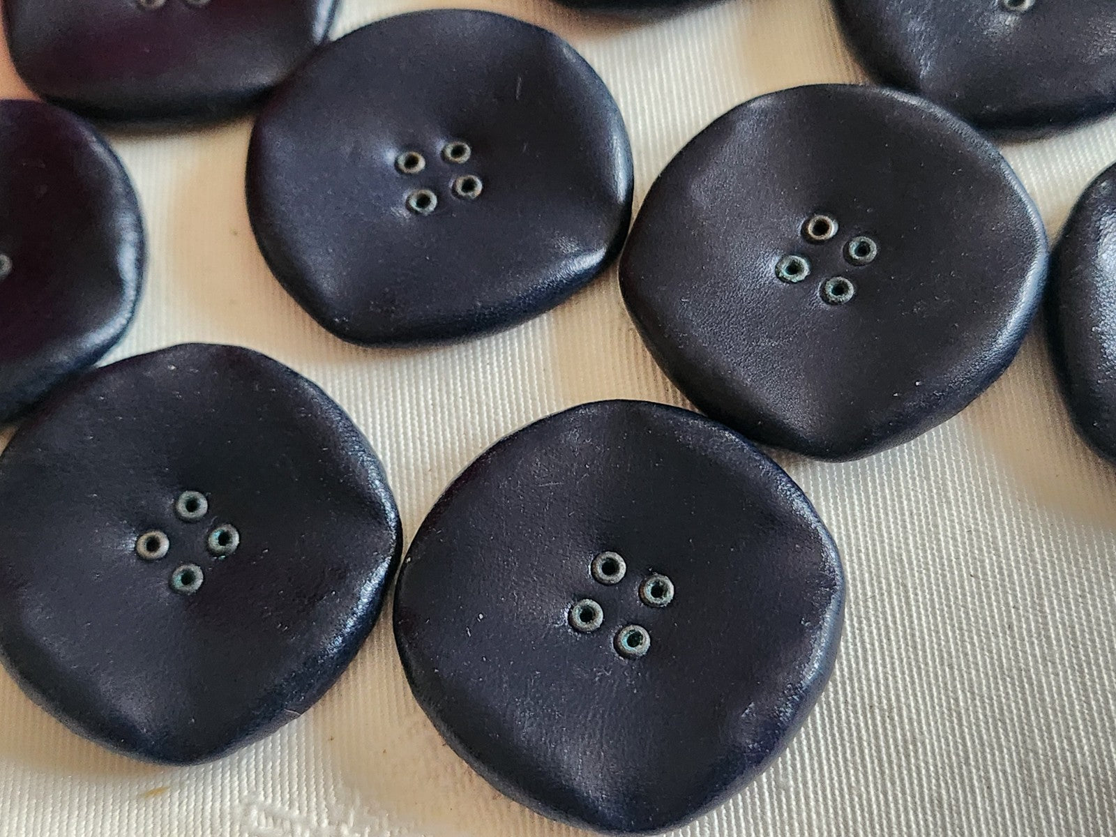 Lot 5 gros boutons anciens en cuir bleu à trous 33 mm ou 3,3 cm ref 6397