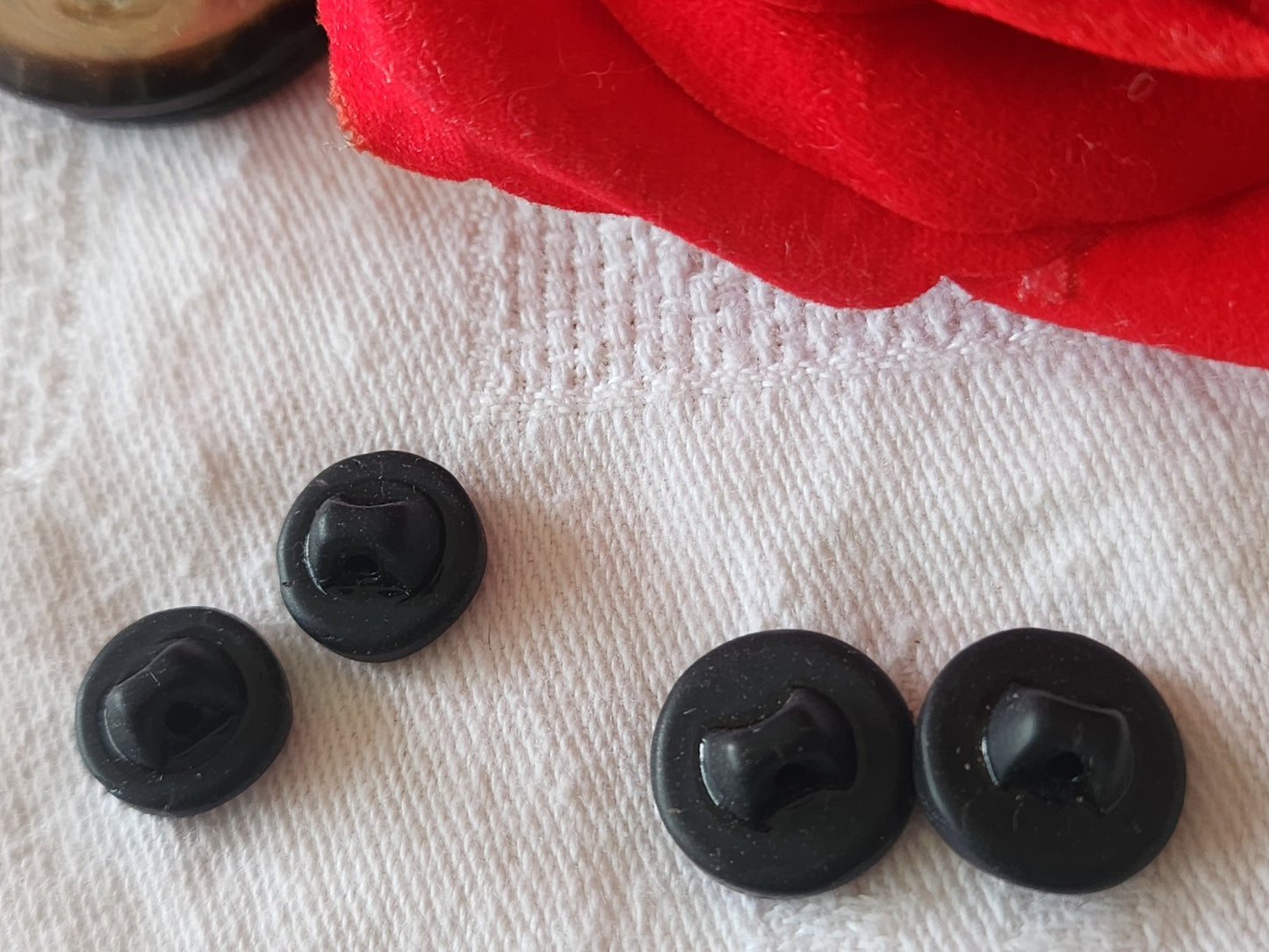 Lot 4  boutons anciens en verre noir argenté vintage 1,1 cm et 1,3 cm G12L