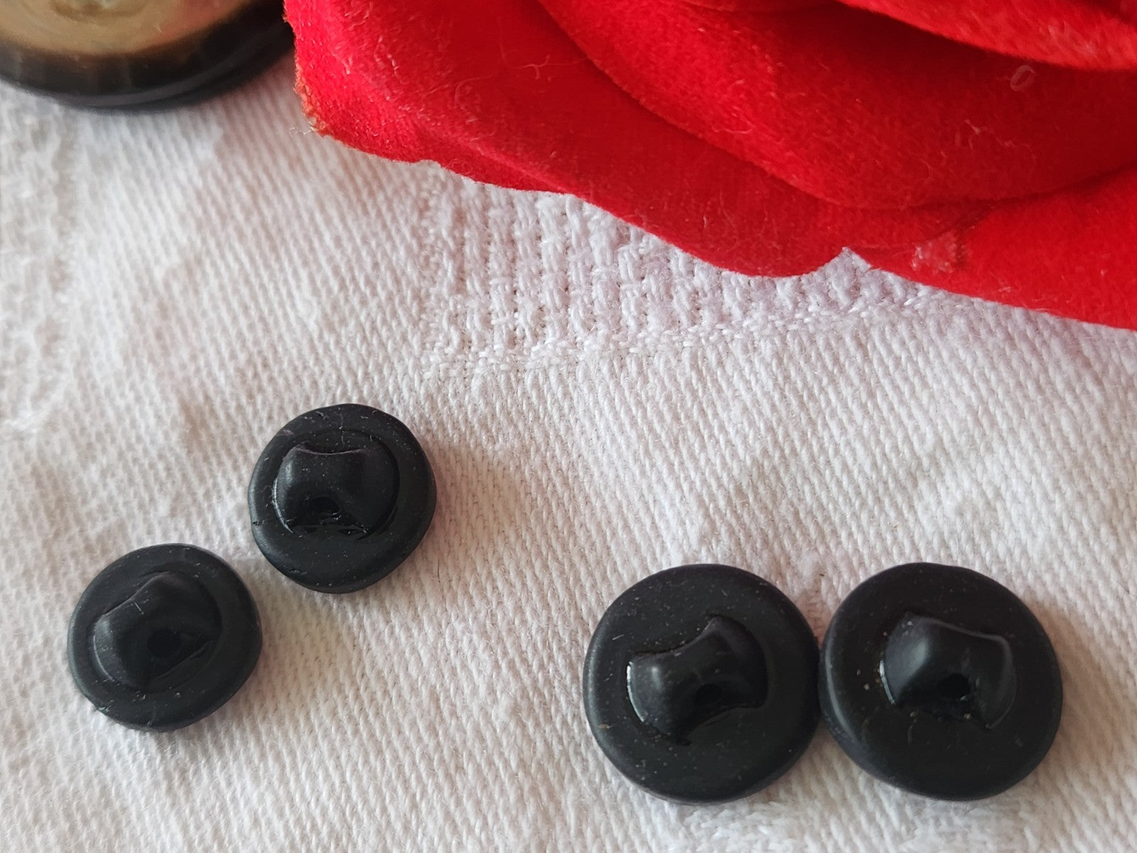 Lot 4  boutons anciens en verre noir argenté vintage 1,1 cm et 1,3 cm G12L