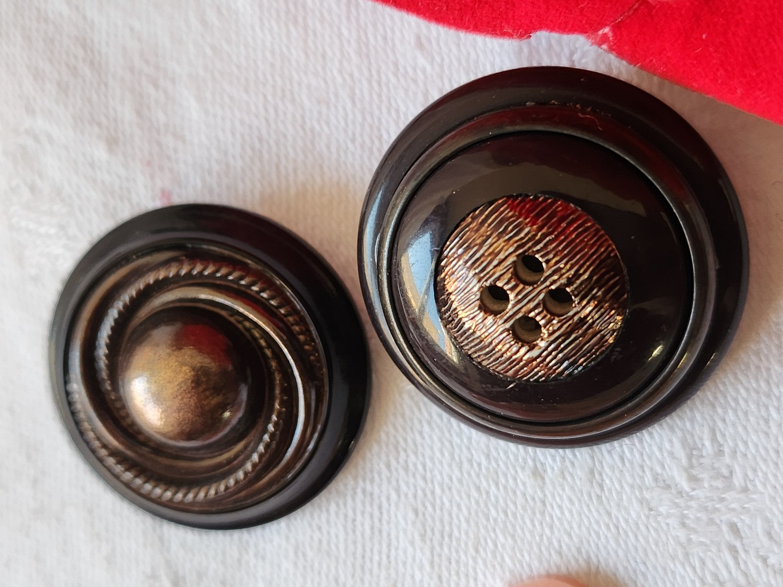 Duo gros boutons vintage marron ornement métal pied 2,9 et 3 cm D8F