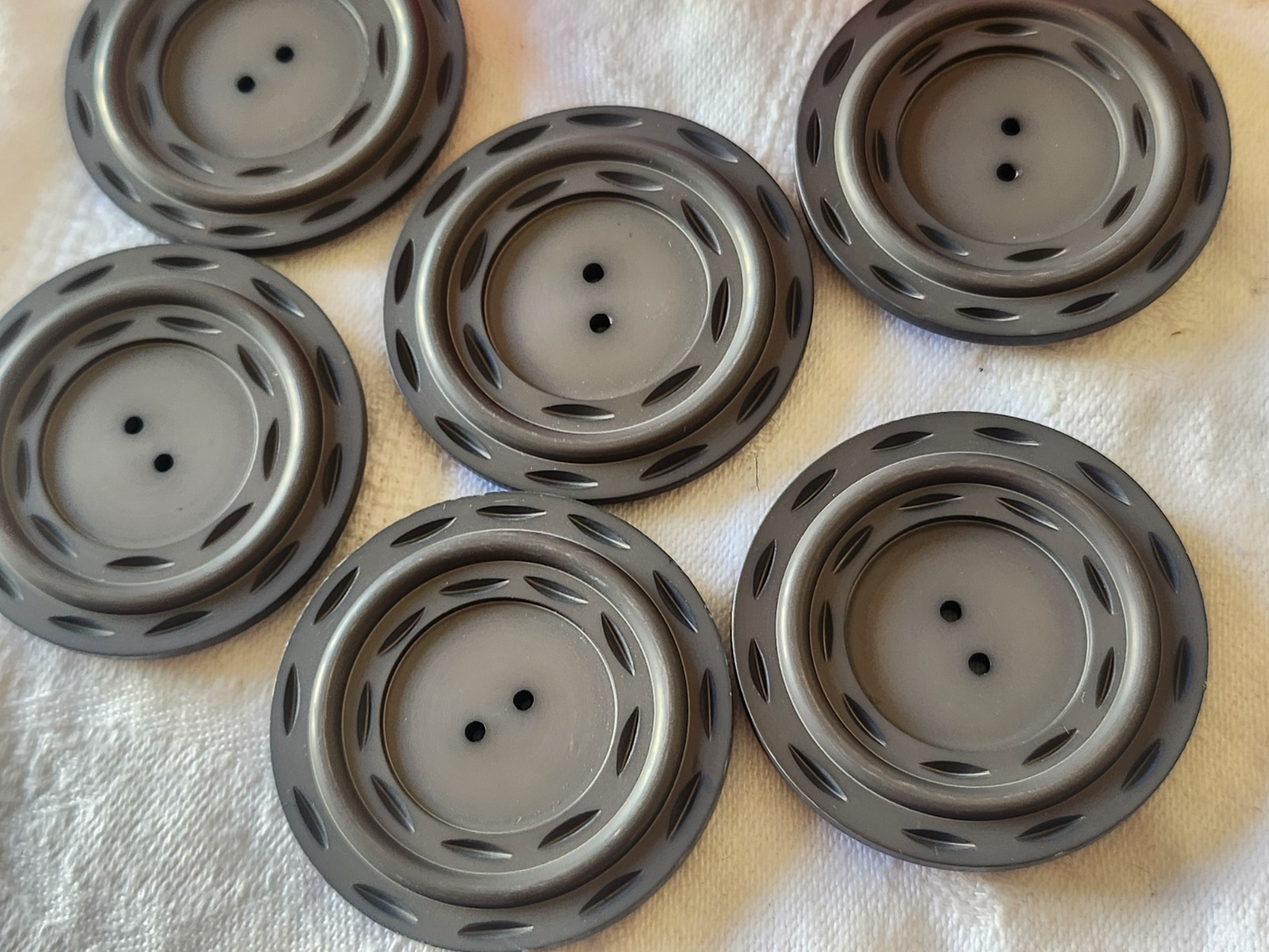 Lot 6 énormes boutons vintage gris mat XXL à trous 4,4 cm ref 6116