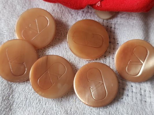 Lot 6 boutons vintage en nacre camel  valentino?  pied 2 cm ref 5651
