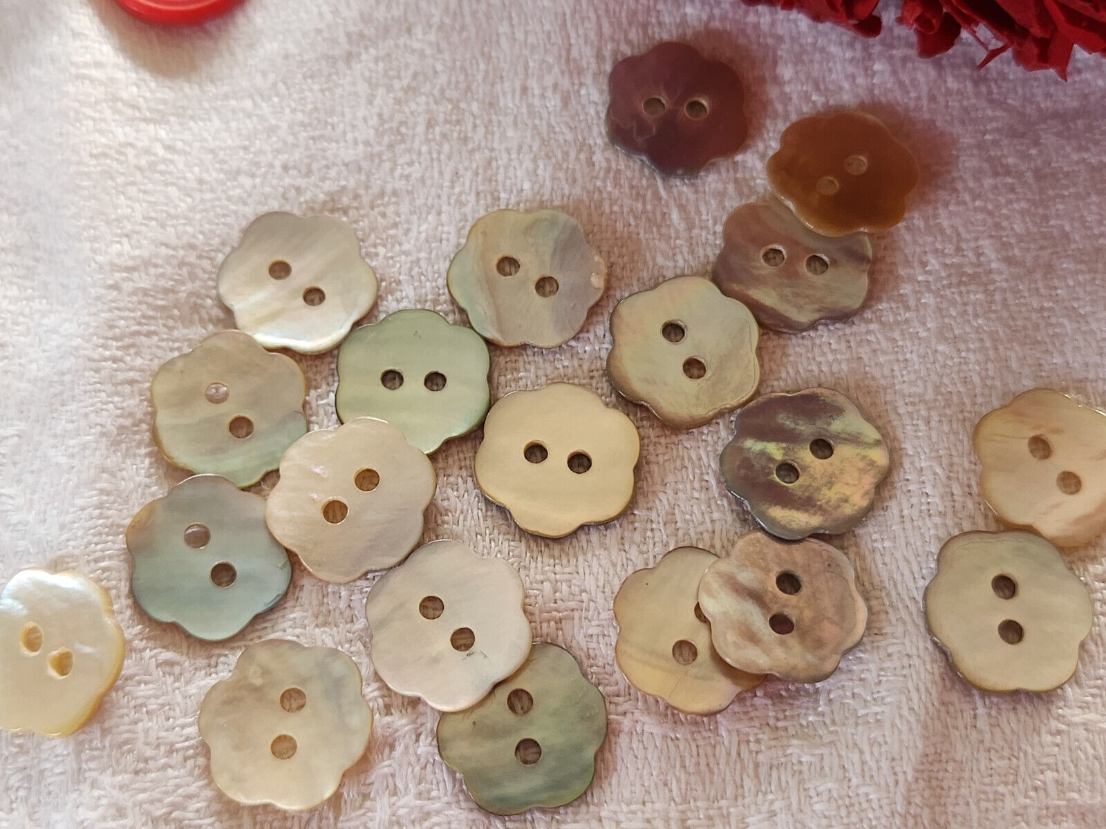 Lot 18 boutons vintage en nacre  fleur trous 1,2 cm ref 2741